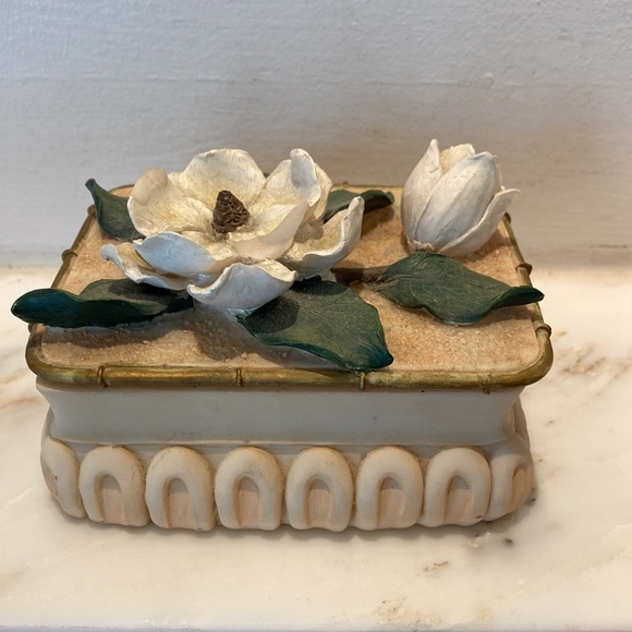 Ganz Magnolia Flower Ivory Ceramic Trinket Box NWT - Picture 6 of 13